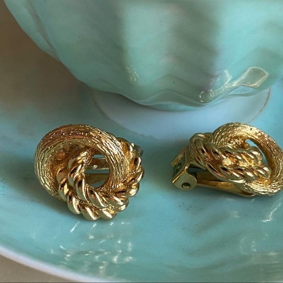 Vintage Christian Dior gold tone clip on dainty Earrings - Picture 3 of 15